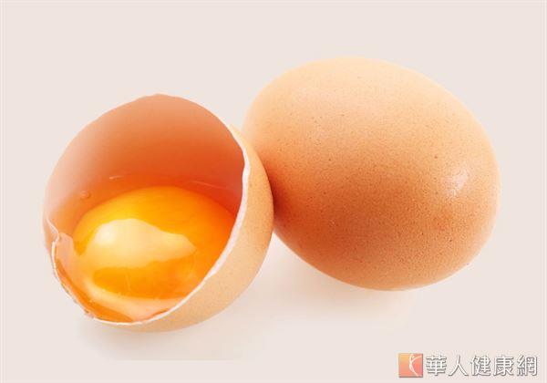 外殼呈現深咖啡色的雞蛋最有營養？摸起來要光滑細緻才新鮮？挑選雞蛋你選對了嗎.jpg.jpg