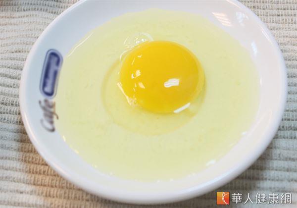 美國雞蛋協會指出，單看蛋黃顏色不見得可以知道營養價值，卻能藉著顏色深淺，進一步推.jpg